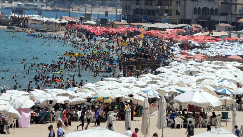 هروب جماعي من موجة الحر لشواطئ الإسكندرية 
